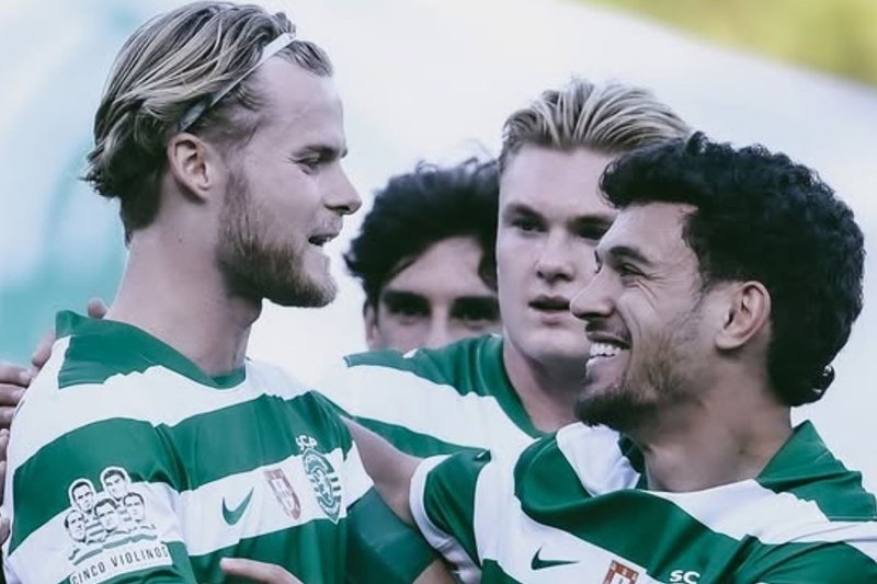 Jogadores do Sporting comemoram gol