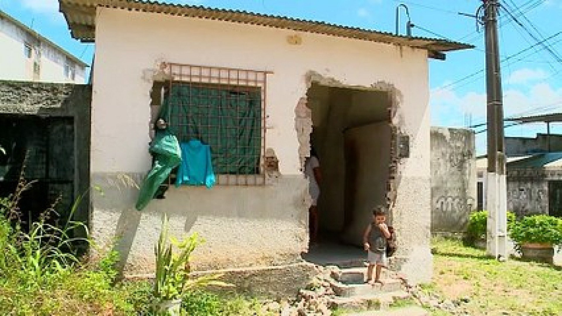 Família tem casa arrombada e quase todos os pertences roubados