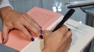 Manoela Coscarella em sessão de autógrafos