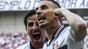 Thiago Galhardo em comemoração de gol pelo Santa Cruz