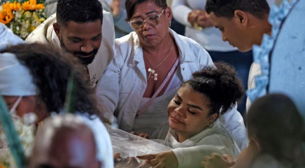 Familiares durante o velório de Arlindo Cruz, no Rio de Janeiro