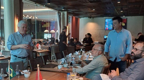 Luis Othon Bastos (esquerda) e Gildo Neves Baptista (direita) apresentam a Escola China Brasil a empresários interessados em fazer negócios com o gigante asiático.