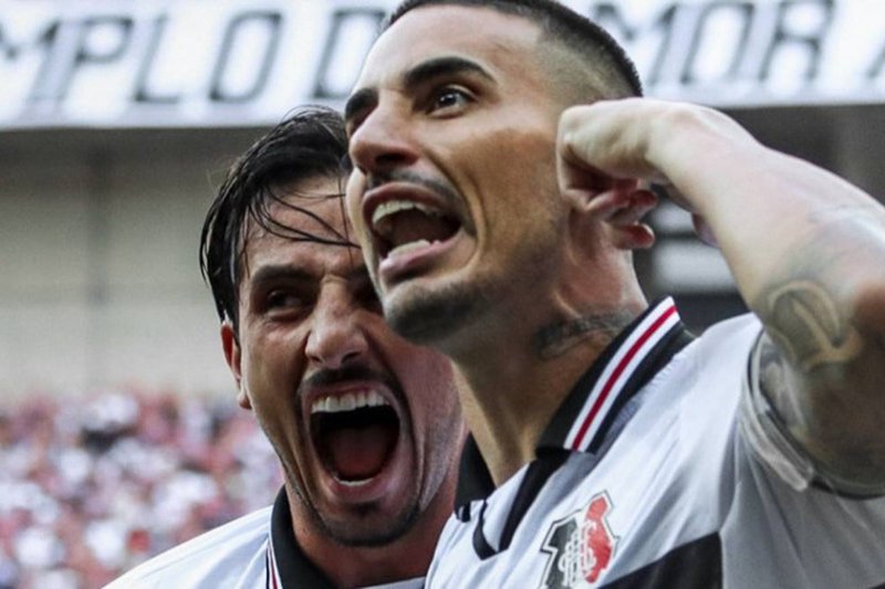 Thiago Galhardo em comemoração de gol pelo Santa Cruz