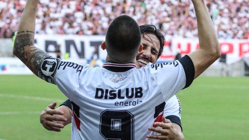 Irmãos Gabriel e Thiago Galhardo em comemoração de gol do Santa Cruz