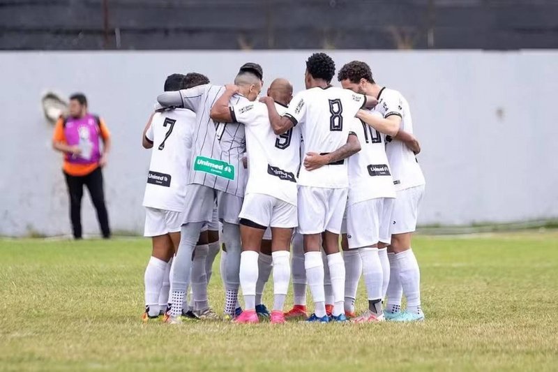 Imagem dos jogadores do Central reunidos no campo do estádio Lacerdão
