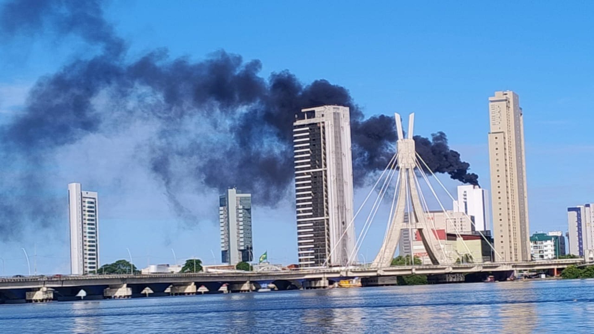 Incêndio atinge edifício empresarial na Zona Sul do Recife