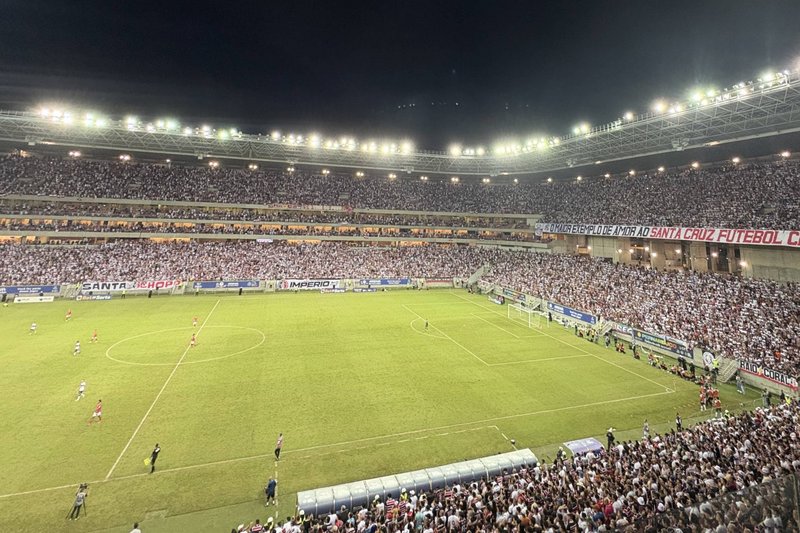 Imagem da Arena de Pernambuco durante o jogo entre Santa Cruz x Sergipe pela Série D