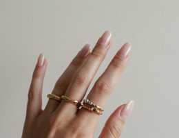 Imagem de unhas com esmalte pérola. 