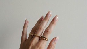 Imagem de unhas com esmalte pÃ©rola. 
