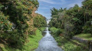 Imagem de paisagem horizontal do Rio Lambari, em Poços de Caldas.