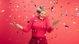 Imagem de uma mulher celebrando a vitória