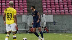 Jogador do Retrô com a bola em derrota para o São Bernardo