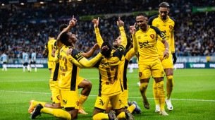 Jogadores do Sport celebram vitória sobre o Grêmio na Série A