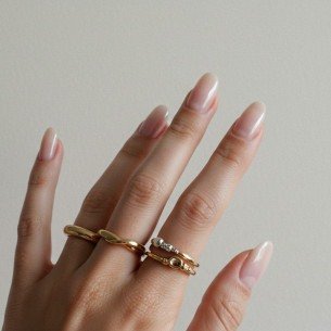Imagem de unhas com esmalte pÃ©rola. 
