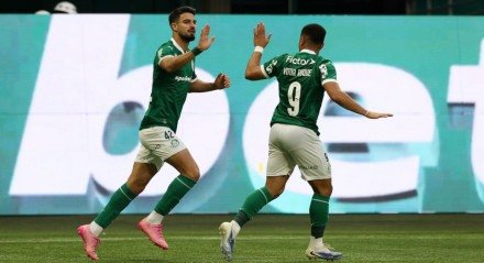 Flaco López e Vitor Roque comemorando juntos durante a partida contra o Ceará pelo Campeonato Brasileiro