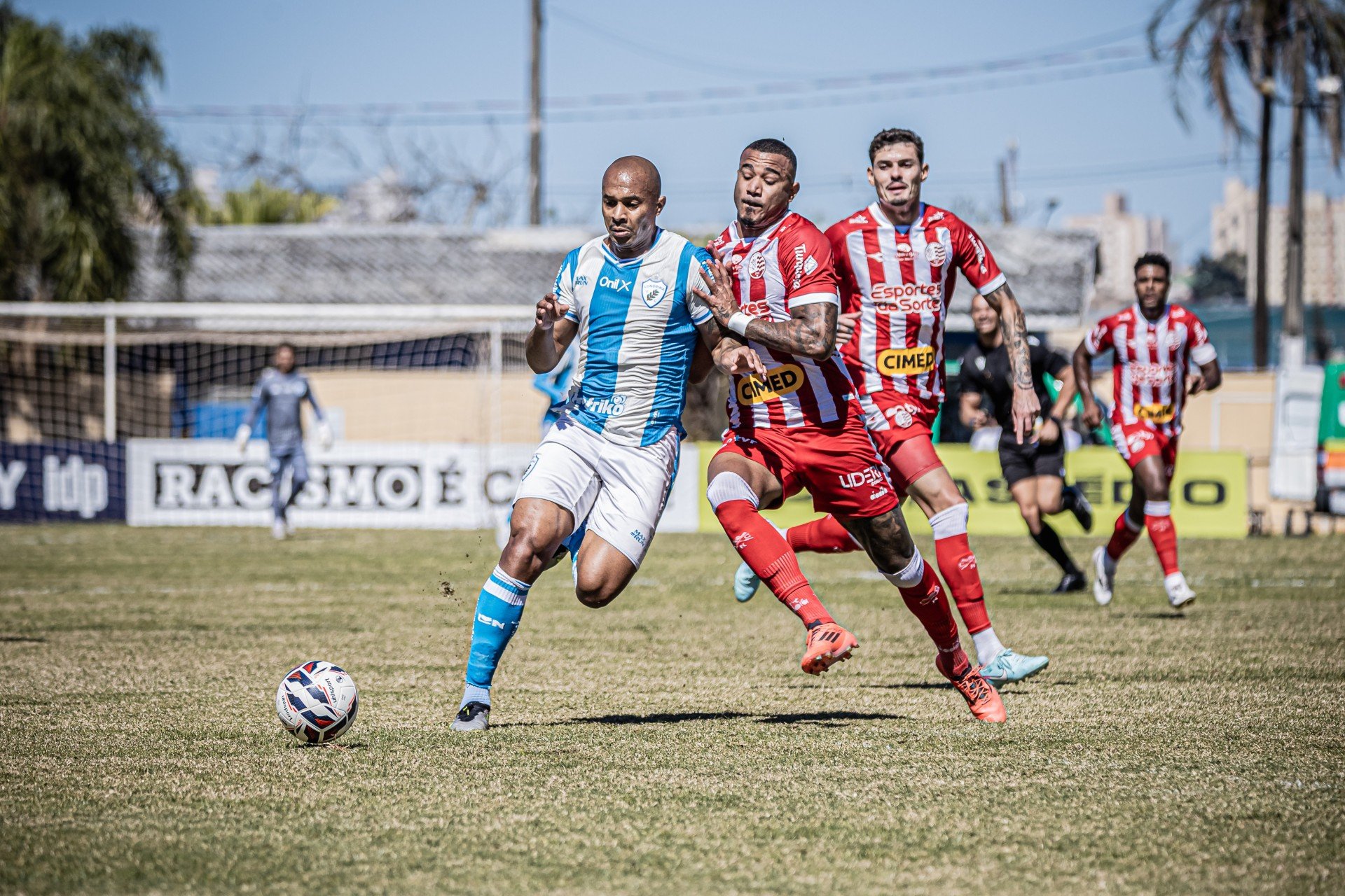 Náutico bate o Londrina com golaço de Bruno Mezenga e praticamente garante a classificação na Série C