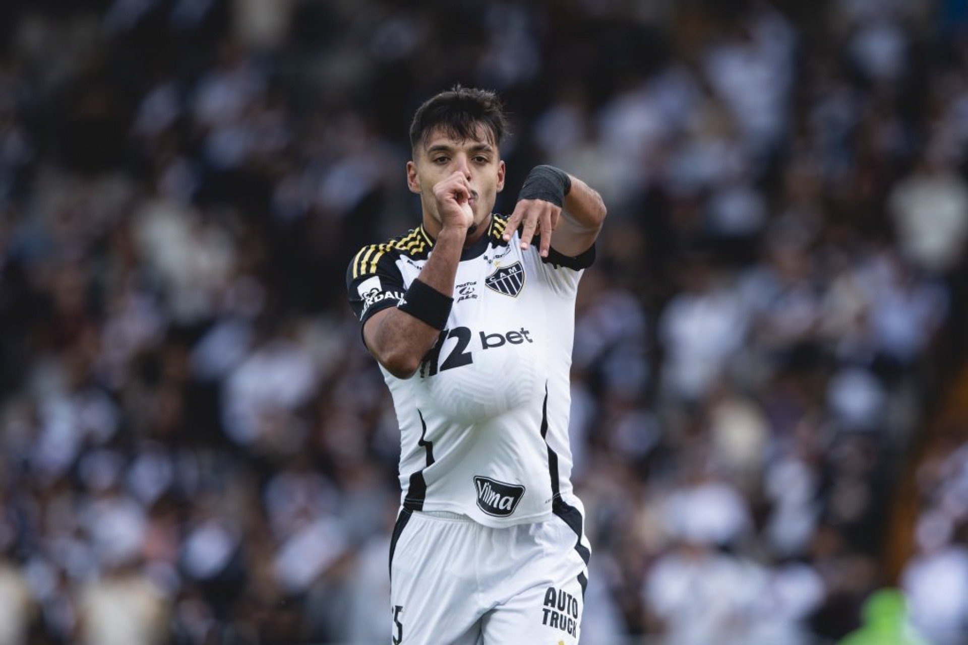 Gabriel Menino, do Atlético, faz gol relâmpago e bate recorde de jogador de clube rival