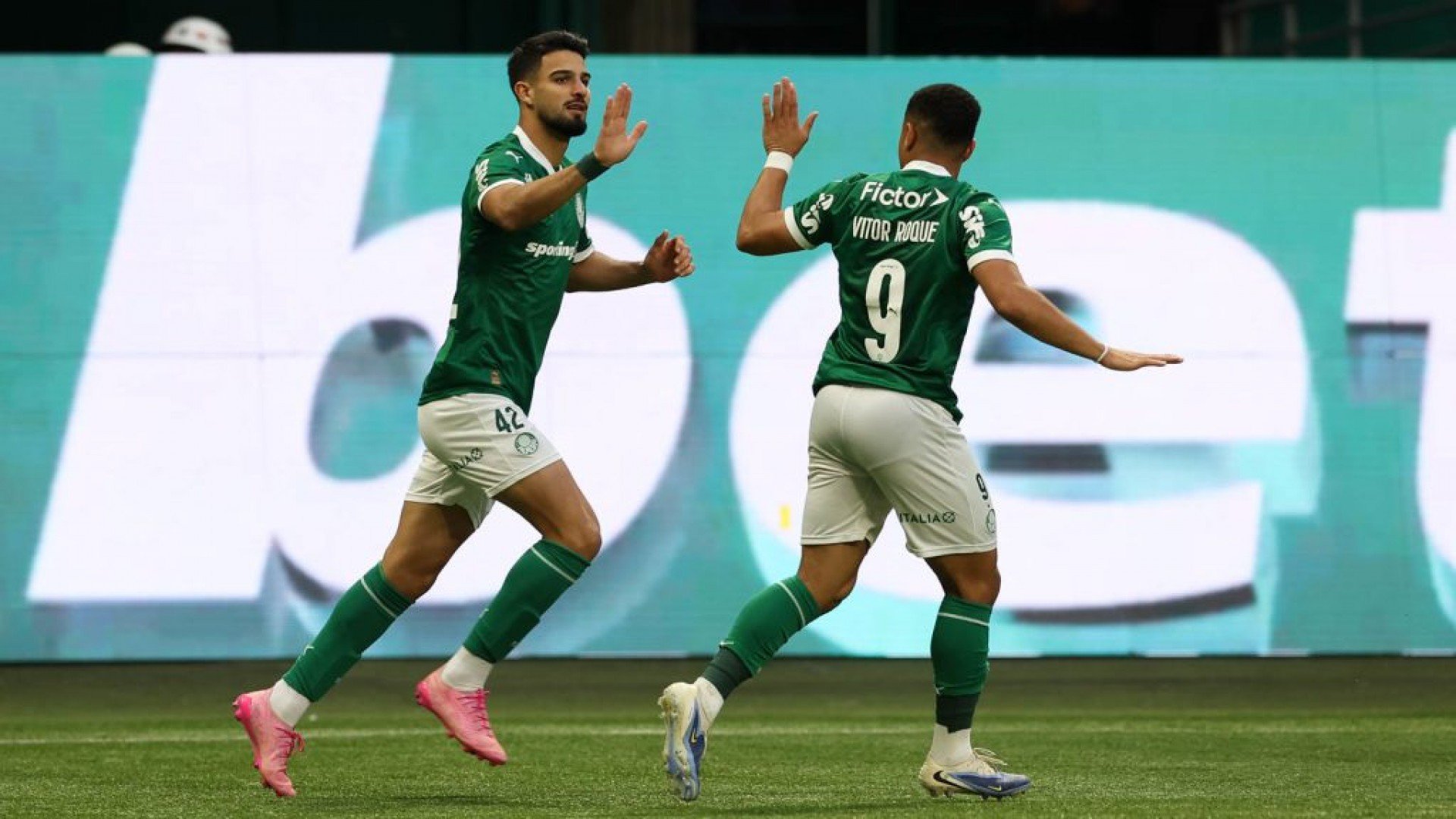 Com gols de Flaco López e Vitor Roque, Palmeiras supera Ceará de virada