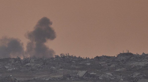 A fumaça sobe após uma explosão na Faixa de Gaza, vista do sul de Israel