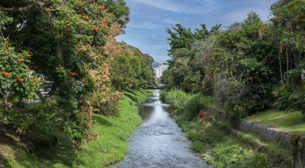 Imagem de paisagem horizontal do Rio Lambari, em Poços de Caldas.