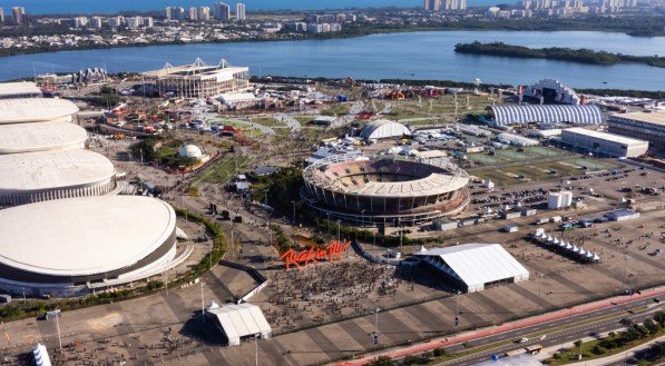 Imagem da vista aérea do festival de música Rock in Rio 2022 no Parque Olímpico da Barra da Tijuca, no Rio de Janeiro.