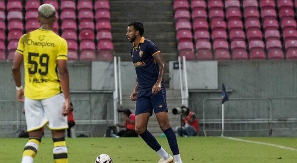 Jogador do Retrô com a bola em derrota para o São Bernardo