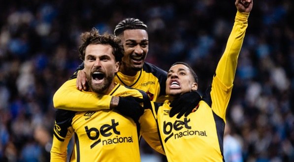 Jogadores do Sport celebram vitória contra o Grêmio na Série A