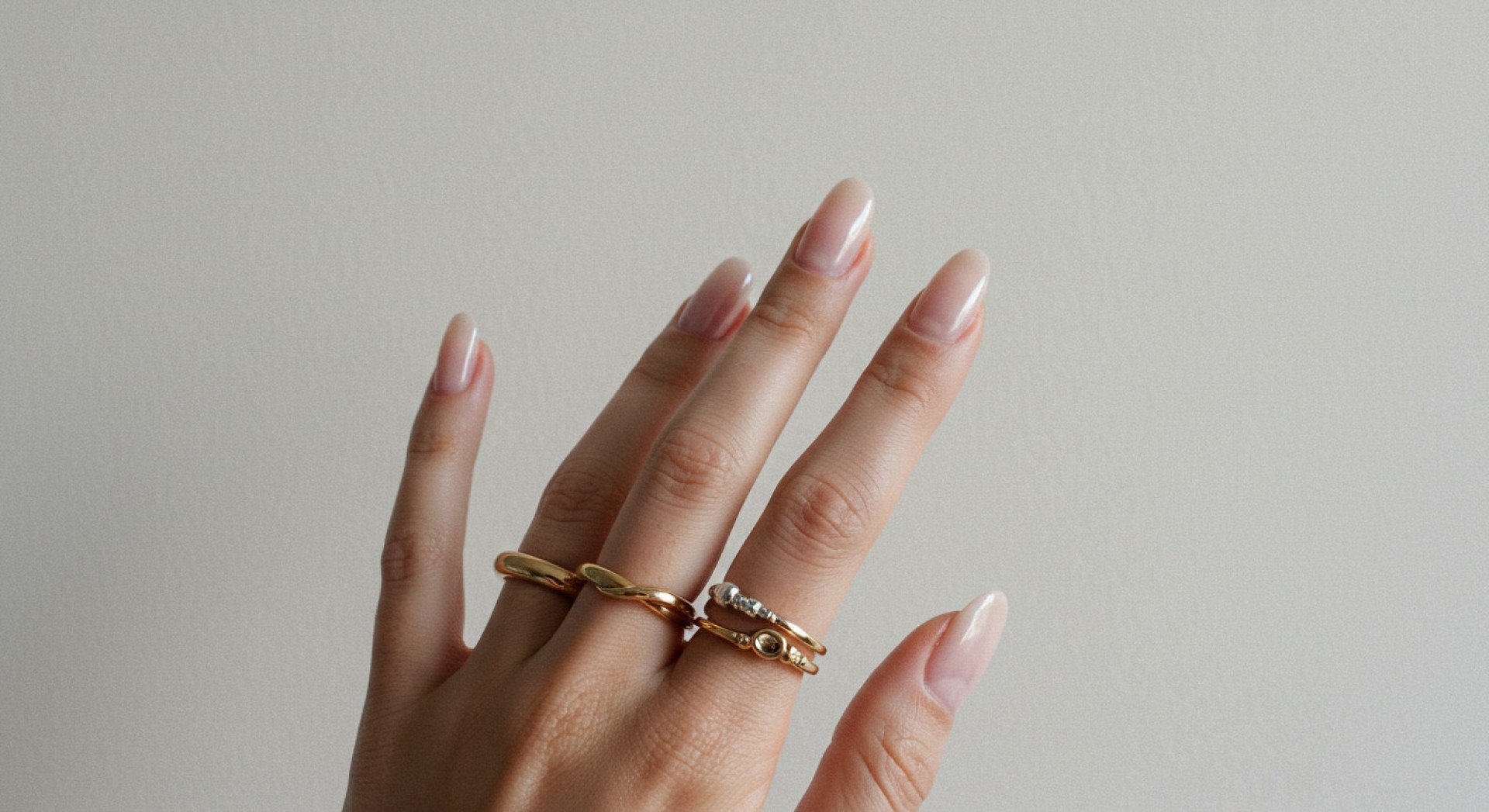 4 cores de esmalte luxuosos que valorizam qualquer mão de forma sofisticada