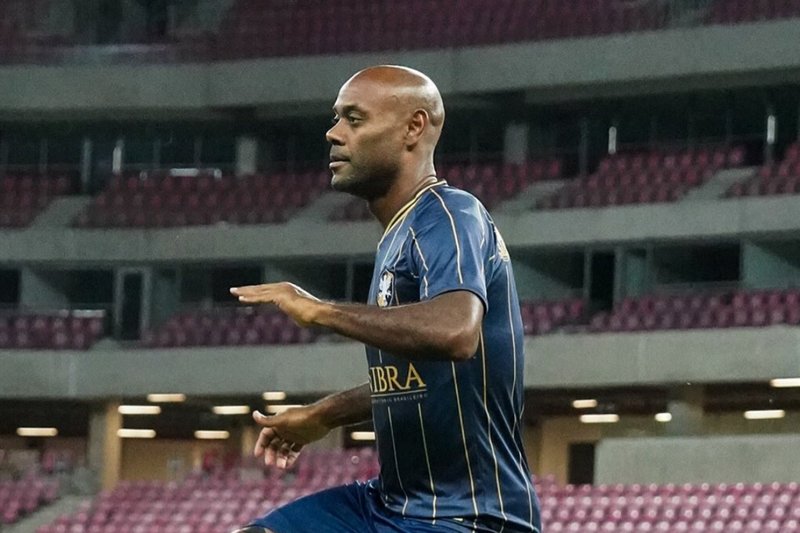 Vágner Love em aquecimento antes de jogo do Retrô