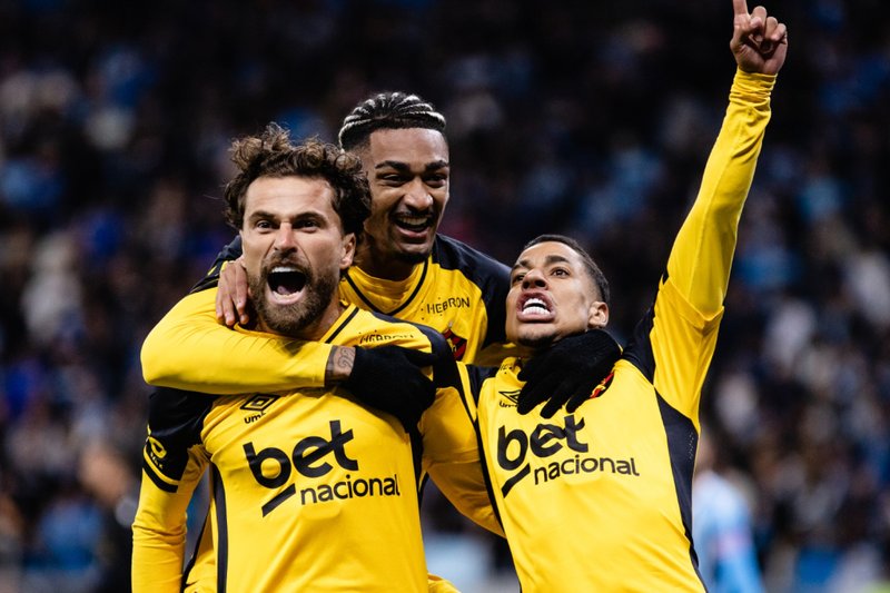 Jogadores do Sport celebram vitória contra o Grêmio na Série A
