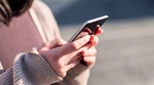 Imagem ilustrativa de uma pessoa segurando o celular! 