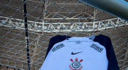 O Corinthians anunciou, na manhã desta segunda-feira (11), a contratação do atacante Vitinho, que estava livre no mercado, após sair do Al-Ettifaq, da Arábia Saudita.