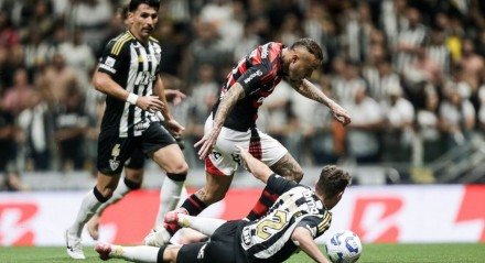 Diogo Nogueira interrompe show e dispara contra torcedores do Atlético-MG
