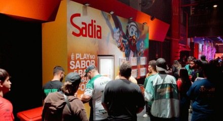 Marca patrocinadora do campeonato leva estação de autosserviço à Riot Games Arena e apresenta produtos com embalagens de edição limitada estampadas com personagens icônicos do jogo
