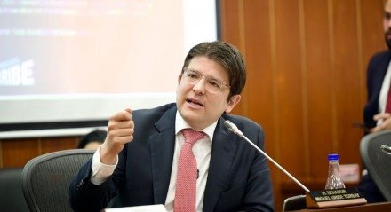 Morre Miguel Uribe, senador e pré-candidato que sofreu atentado na Colômbia
