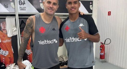 Entre olhares atentos e expectativas altas, um jovem de 17 anos dá seus primeiros passos no universo do futebol profissional vascaíno