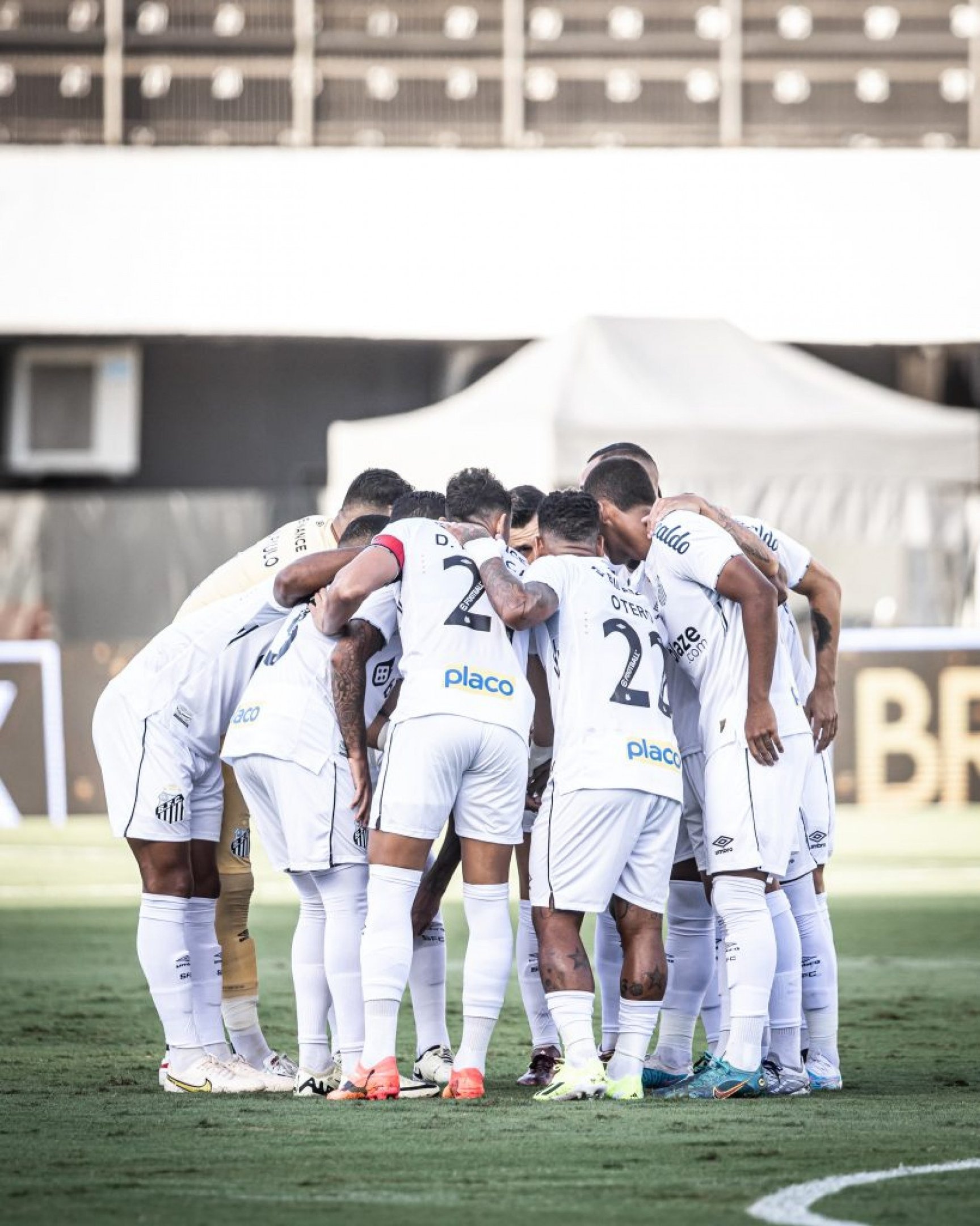 Santos renova contrato de meio-campista titular