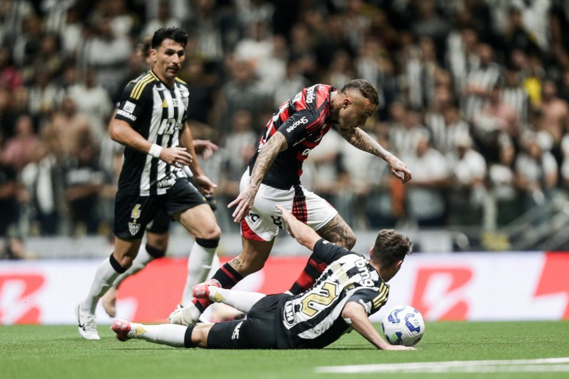 Diogo Nogueira interrompe show e dispara contra torcedores do Atlético-MG