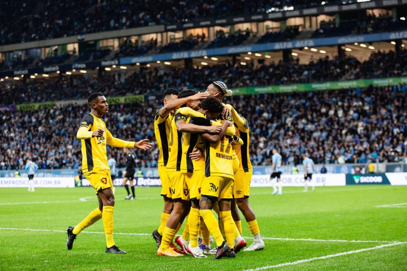 Jogadores do Sport comemoram gol em vitória sobre o Grêmio