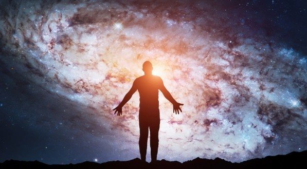 Imagem de silhueta do homem no topo da montanha observando o céu noturno