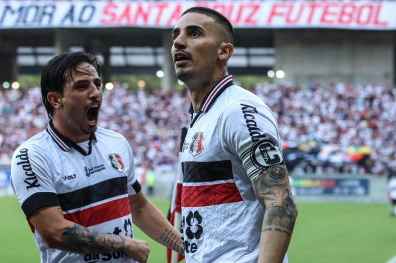 Thiago e Gabriel Galhardo em comemoração de gol do Santa Cruz na Arena de Pernambuco