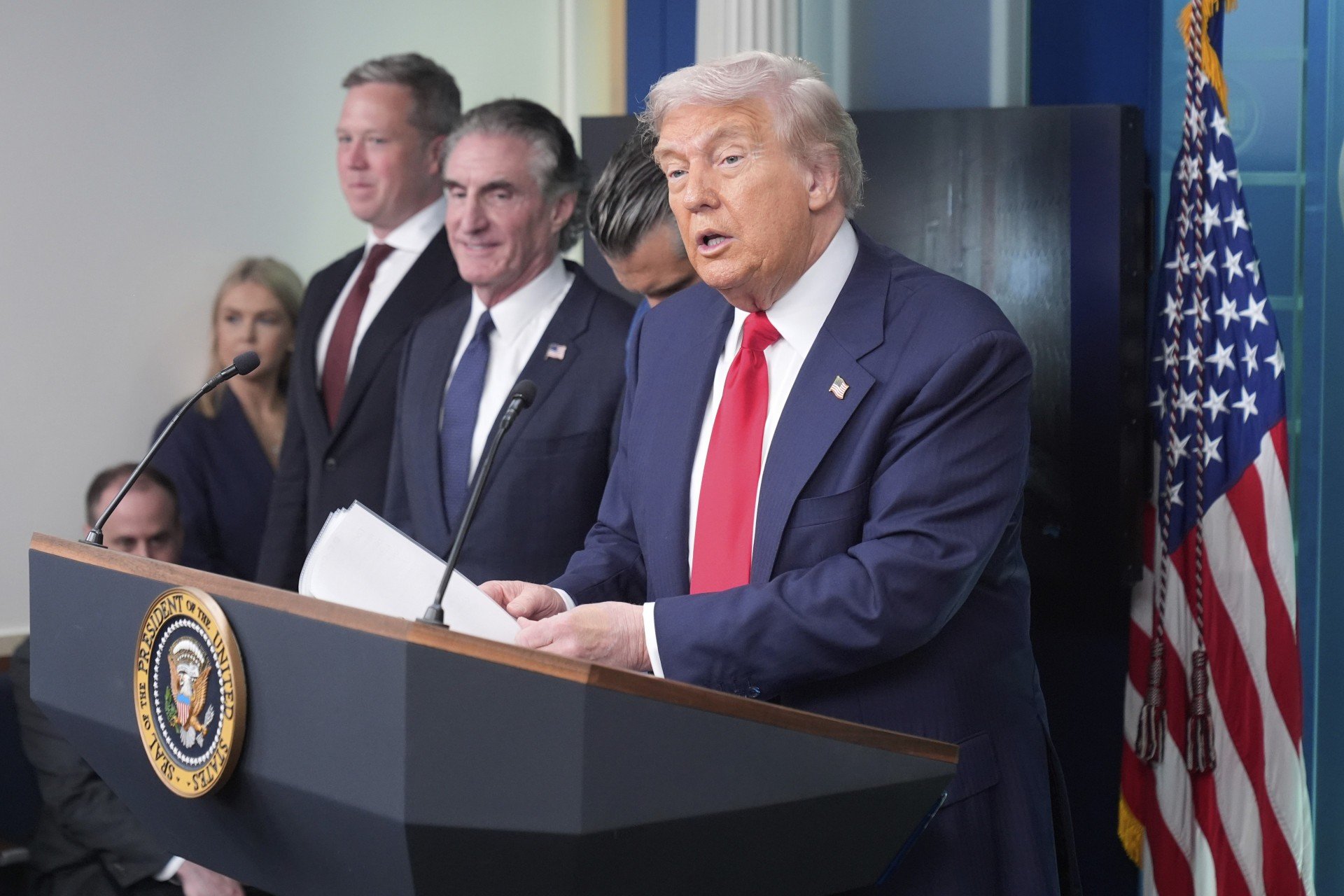 Trump anuncia envio de tropas e remoção de sem-teto para "limpar" Washington