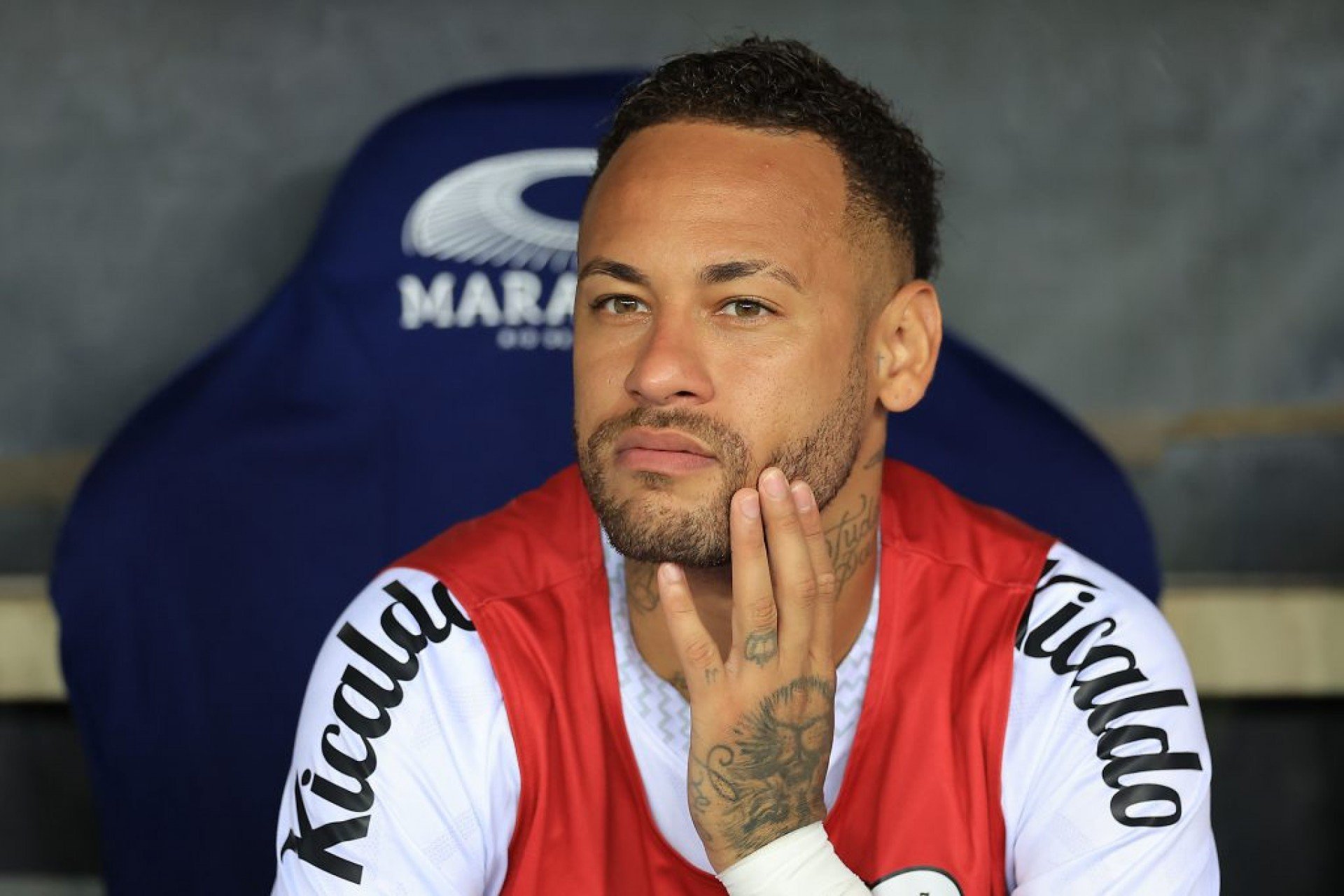 Fotógrafo esbarra em Neymar e é expulso do Mineirão; veja o vídeo