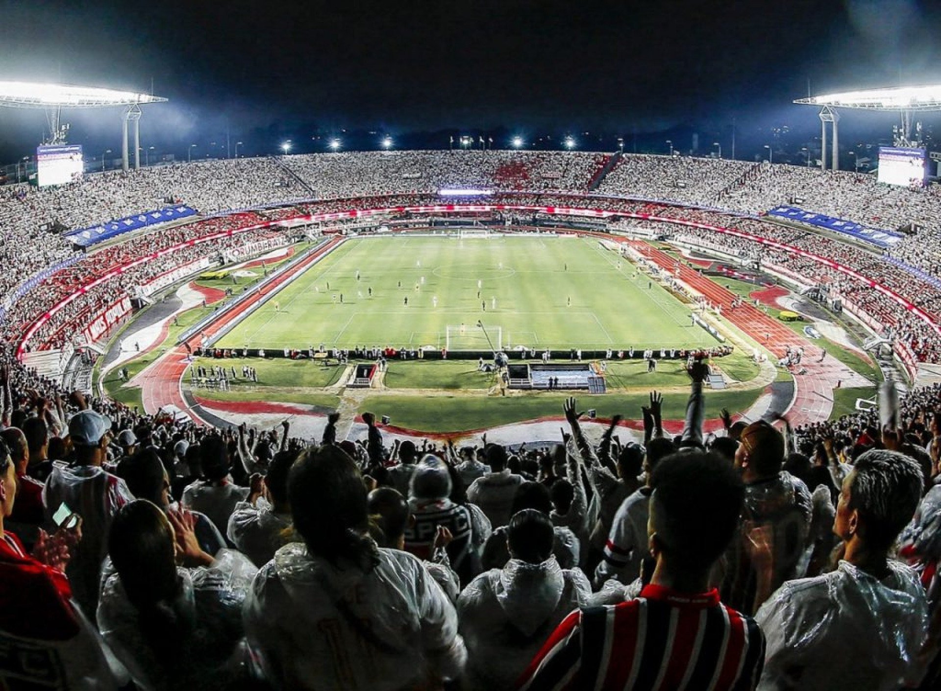 Zagueiro titular renova contrato com o São Paulo por mais três temporadas