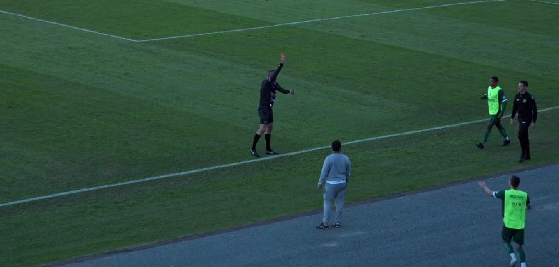 Atacante é expulso por urinar em garrafa no Campeonato Catarinense