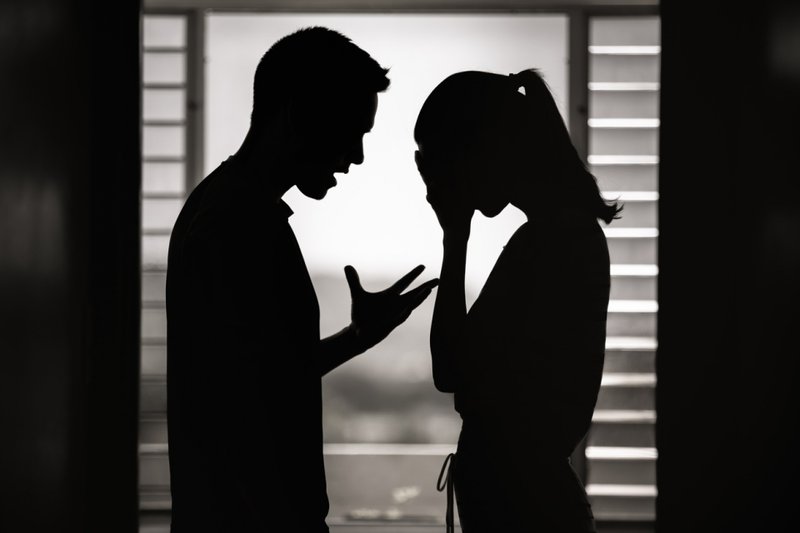 Imagem ilustrativa de casal brigando