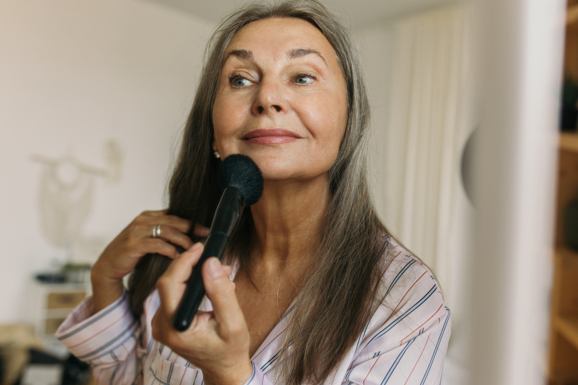Maquiagem para peles maduras: técnicas que iluminam e rejuvenescem