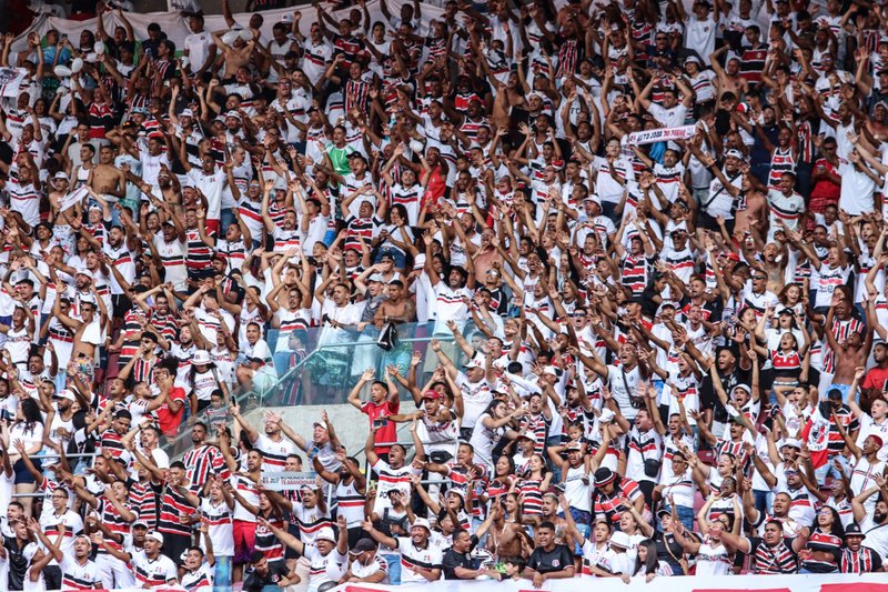 Imagem da torcida do Santa Cruz na Arena de Pernambuco