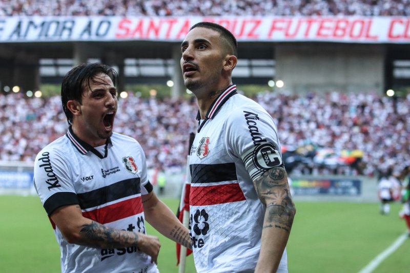 Thiago e Gabriel Galhardo em jogo do Santa Cruz na Arena de Pernambuco