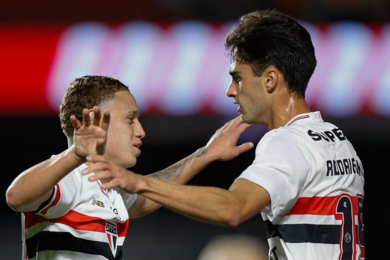 Jogadores do São Paulo comemoram gol na temporada